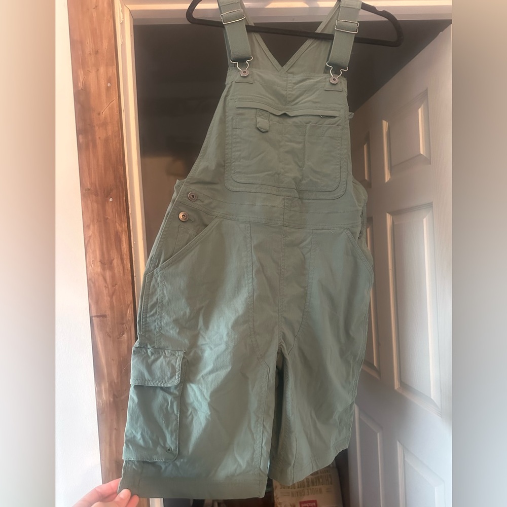 Women’s Small Duluth green overall shorts